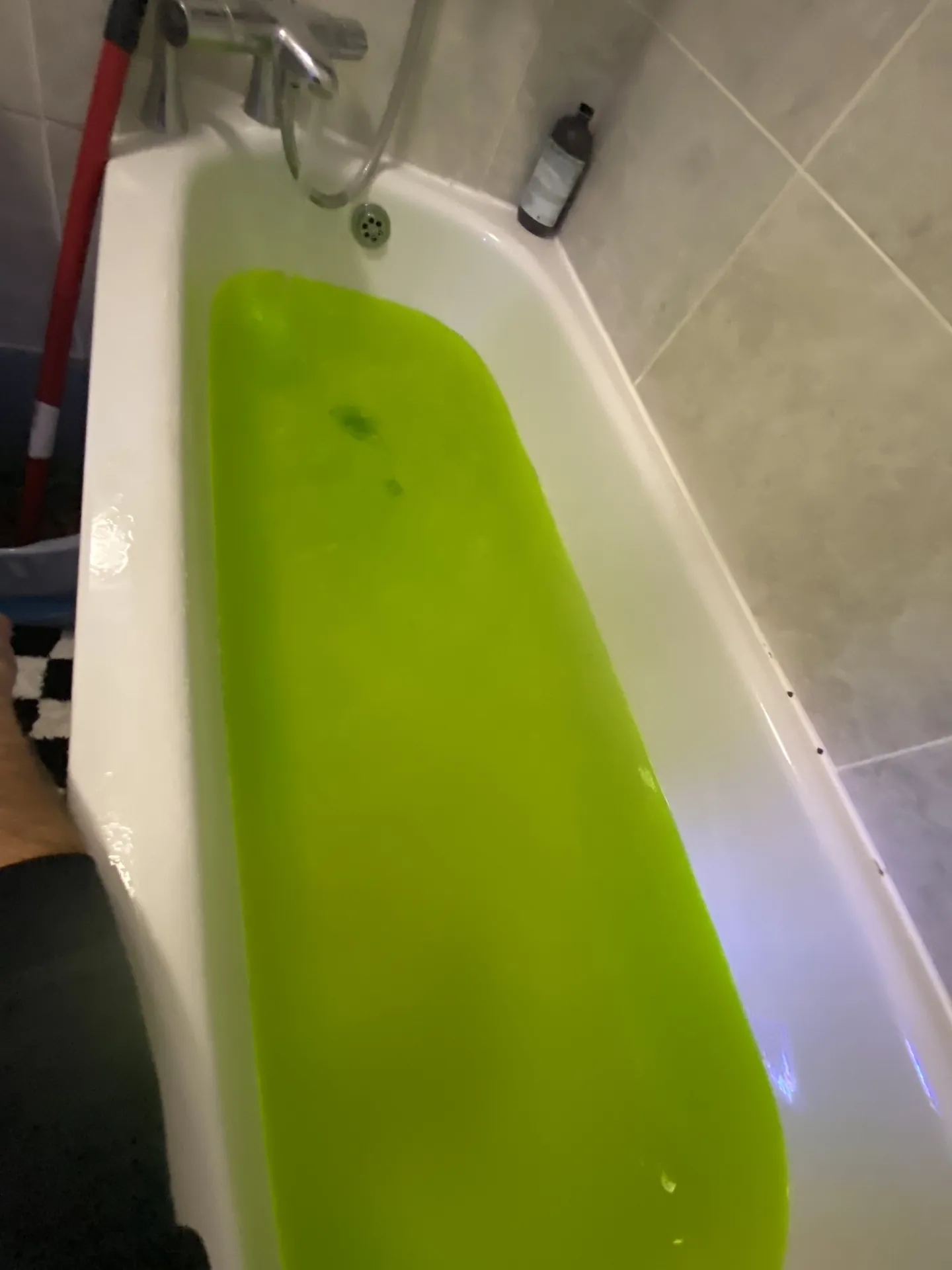 Green dye test in a bath to trace a leak from the waste or overflow