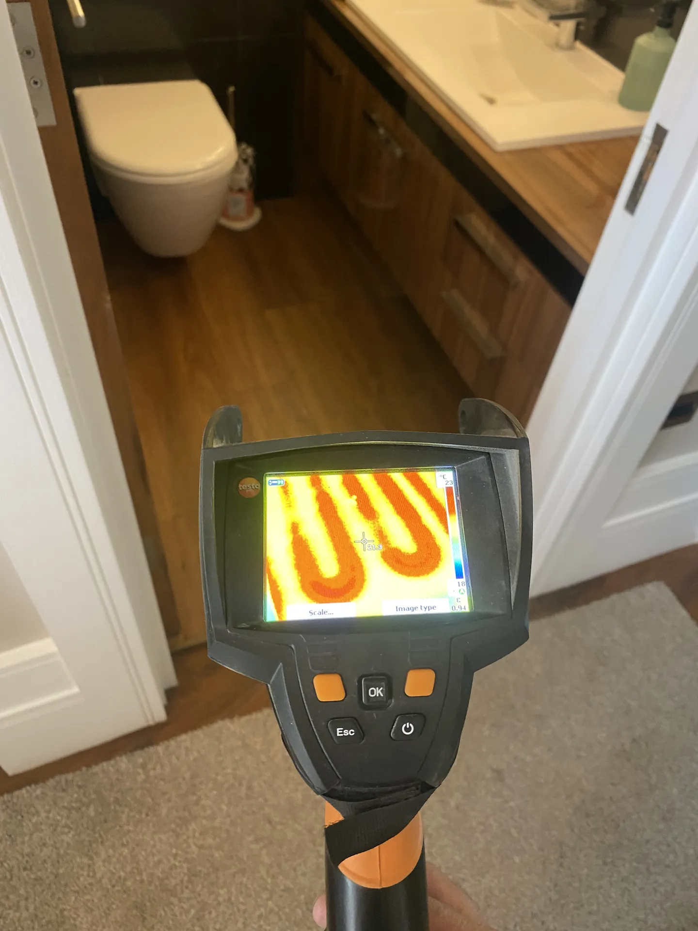 Thermal image of pipework under a bathroom floor beside the toilet