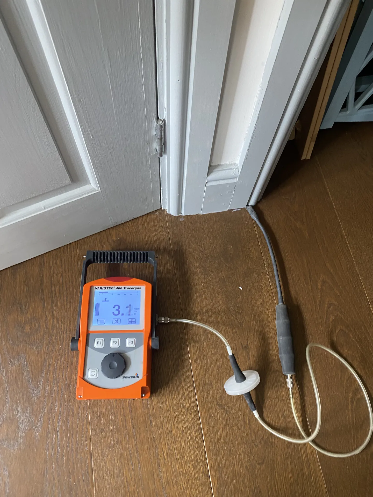 Tracer gas detector sampling along the joints of a wooden floor