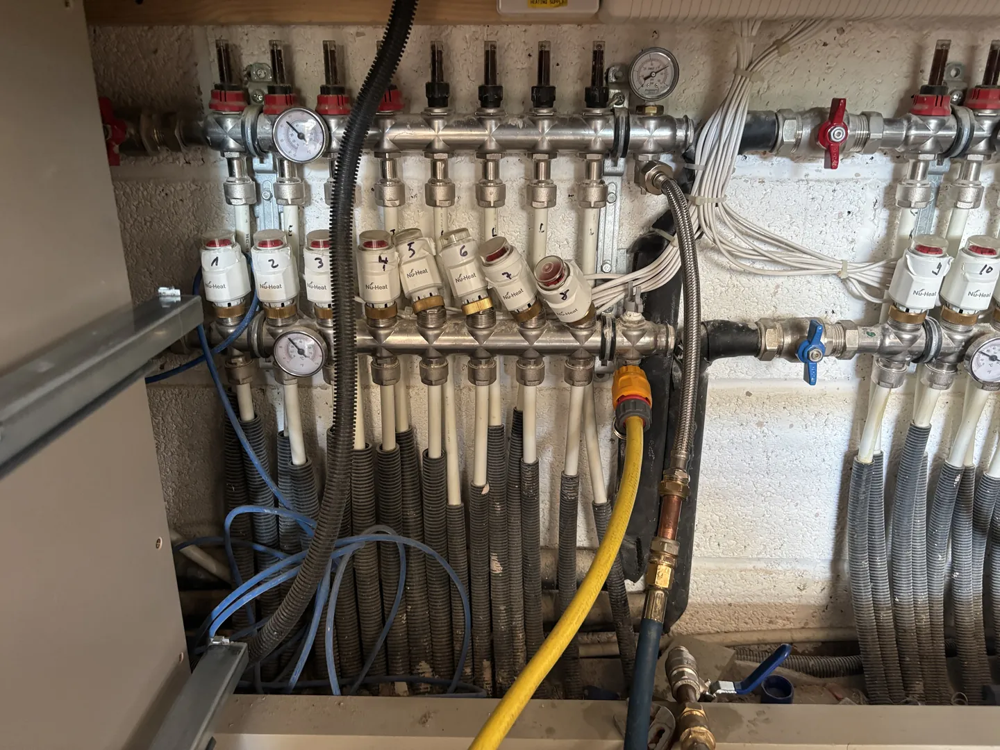 Underfloor heating manifold with loops isolated to find the leaking circuit